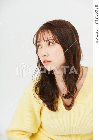 黄色いニットを着た若い女性　ガーリーファッション　前髪　うざバング 88810058