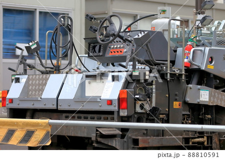 アスファルトフィニッシャの運転席　イメージ 88810591