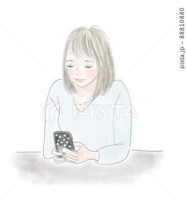机でスマホを見る女性 88810880