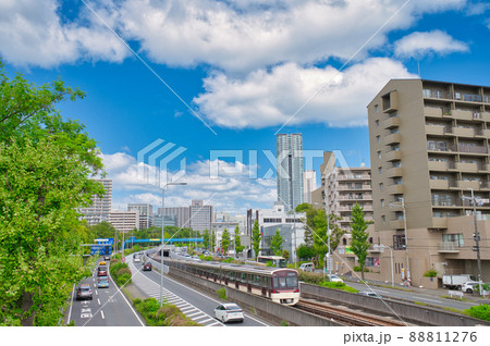 【大阪府】9月・さわやかな青空の千里ニュータウンの街風景と新御堂筋 88811276