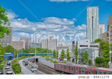 【大阪府】9月・さわやかな青空の千里ニュータウンの街風景と新御堂筋 88811279