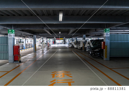 都市部の立体駐車場 駐車場にたくさんの車が駐車 都市部の立体駐車場 駐車場にたくさんの車が駐車 88811381