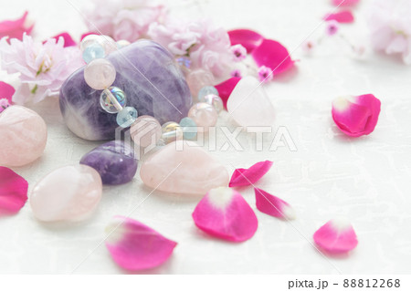 天然石とバラの花びら 天然石とバラの花びら 88812268