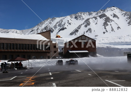 積雪時の室堂ターミナルと立山連峰 88812832