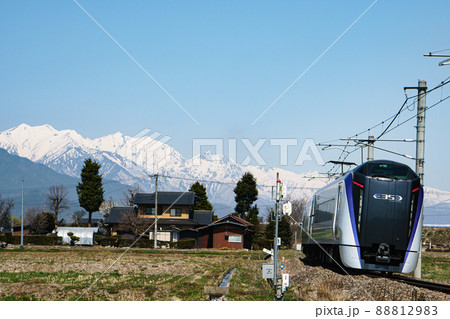 4月上旬北アルプスと大糸線を走る特急あずさ 88812983