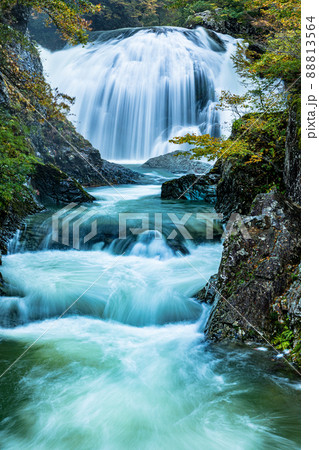 【山形県・関山大滝】野趣あふれる雰囲気の関山大滝 88813564