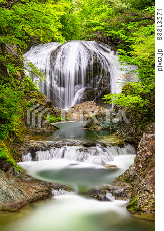 【山形県・関山大滝】野趣あふれる雰囲気の関山大滝 【山形県・関山大滝】野趣あふれる雰囲気の関山大滝 88813574