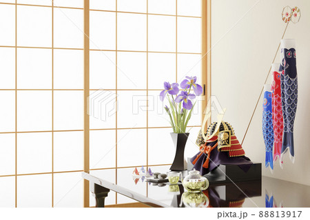 爽やかな光が差す和室に置かれた兜飾りと鯉のぼり / こどもの日・端午の節句・日本の伝統行事のイメージ 88813917