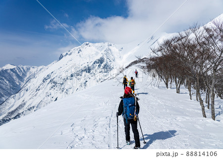 谷川岳へ向かう登山者 88814106