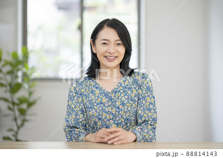 カメラ目線で微笑むアラフィフの女性 ポートレート カメラ目線で微笑むアラフィフの女性 ポートレート 88814143