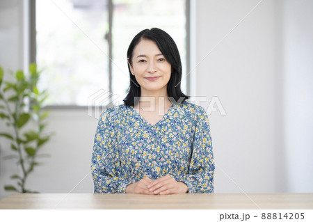カメラ目線で微笑むアラフィフの女性　ポートレート 88814205
