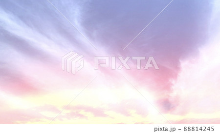 スピリチュアルな雲と紫色の空 88814245