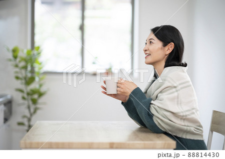 マグカップを持ったミドル女性の横顔 ティータイム コーヒーブレイク イメージ マグカップを持ったミドル女性の横顔 ティータイム コーヒーブレイク イメージ 88814430