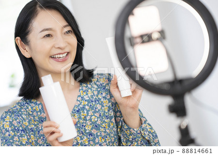 ライブコマース アラフィフの女性のユーチューバー インフルエンサー イメージ ライブコマース アラフィフの女性のユーチューバー インフルエンサー イメージ 88814661