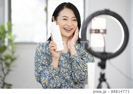 アラフィフの女性のユーチューバー　インフルエンサー　ライブコマース　　イメージ 88814771