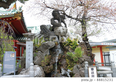 神田神社の境内にある獅子山 に乗る石獅子と桜 名工石切藤兵衛 東京都千代田区外神田 神田神社の境内にある獅子山 に乗る石獅子と桜 名工石切藤兵衛 東京都千代田区外神田 88815231