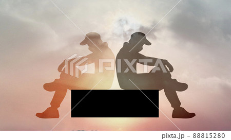 背中合わせの2人の男性のシルエット_ワイド 88815280