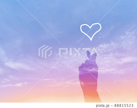 キュンの手シルエット_虹色の空に手描きのハート入り 88815523