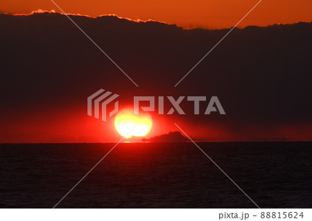 淡路島西海岸の夕日 88815624