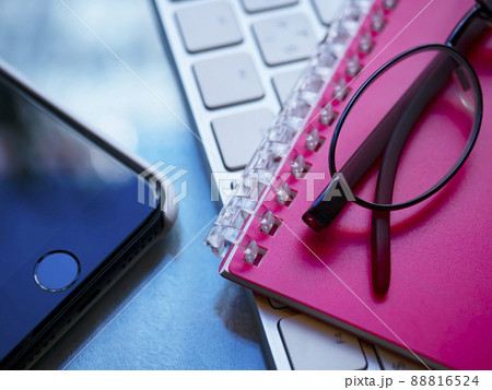 手帳、パソコン、メガネ、スマホのビジネスイメージ (女性) 手帳、パソコン、メガネ、スマホのビジネスイメージ (女性) 88816524