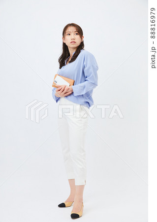 ビジネスカジュアルの若い女性　ファッション 88816979