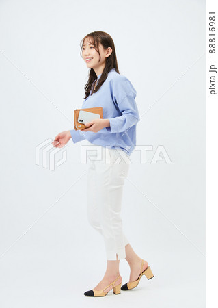 ビジネスカジュアルの若い女性　ファッション 88816981