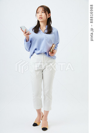 ビジネスカジュアルの若い女性　ファッション 88816988