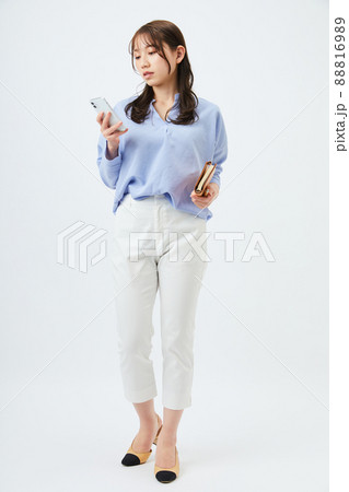 ビジネスカジュアルの若い女性　ファッション 88816989