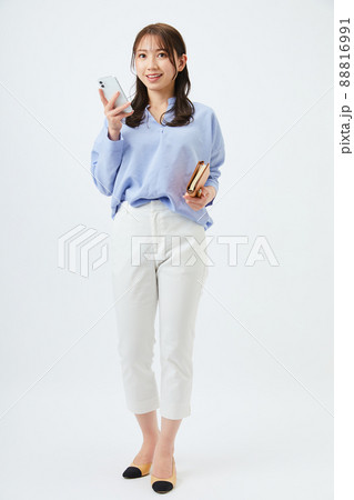 ビジネスカジュアルの若い女性　ファッション 88816991