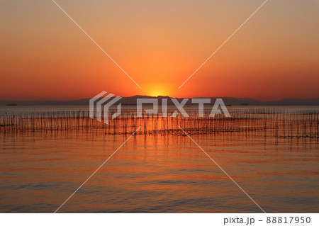 夕まづめに釣り　夕日 88817950