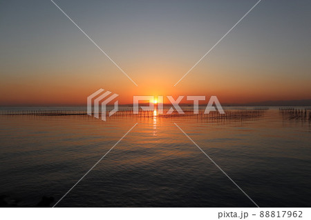 夕まづめに釣り　夕日 88817962