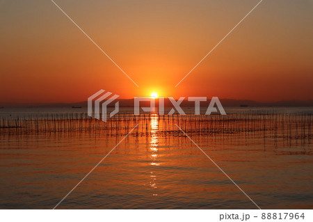 夕まづめに釣り　夕日 88817964