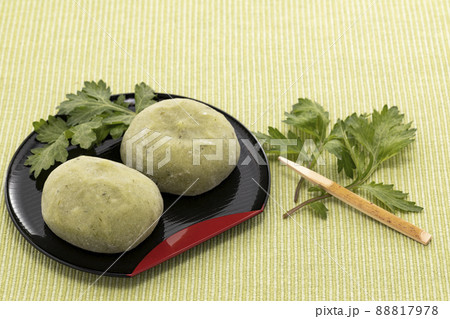 よもぎの葉を添えた草もち 88817978