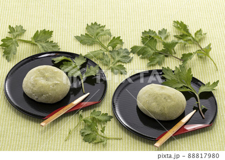 よもぎの葉を添えた草もち 88817980