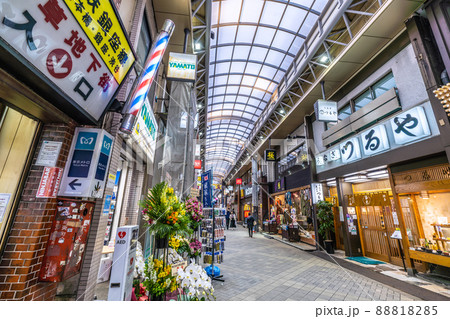 日本の東京都市景観　浅草新仲見世や浅草地下街入口などを望む＝4月15日 88818285