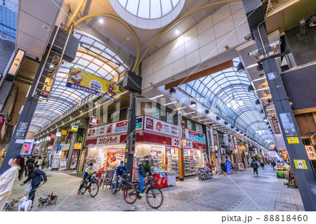 日本の東京都市景観　浅草新仲見世や観音通りなどを望む＝4月15日 88818460