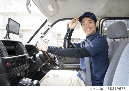 車内で微笑む宅配便の男性 88819673