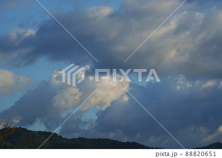 初冬の爽快な朝空・青空と雲・211113am 初冬の爽快な朝空・青空と雲・211113am 88820651