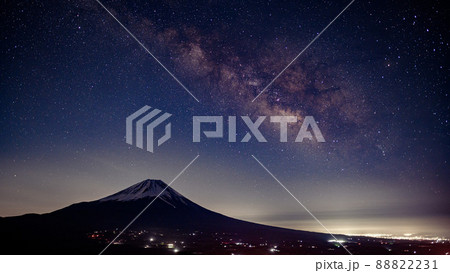 (山梨県)竜ヶ岳より望む満天の星と富士山・天の川 (山梨県)竜ヶ岳より望む満天の星と富士山・天の川 88822231