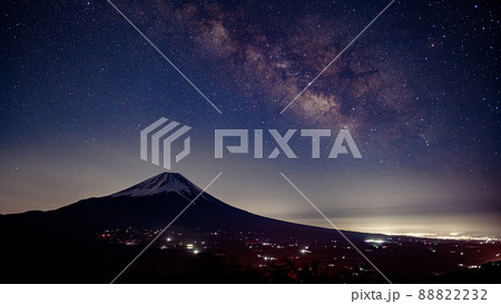 （山梨県）竜ヶ岳より望む満天の星と富士山・天の川 88822232