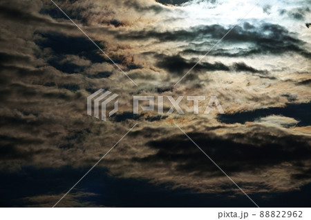 初冬の爽快な朝空・朝陽に照らされた雲・211113am 88822962