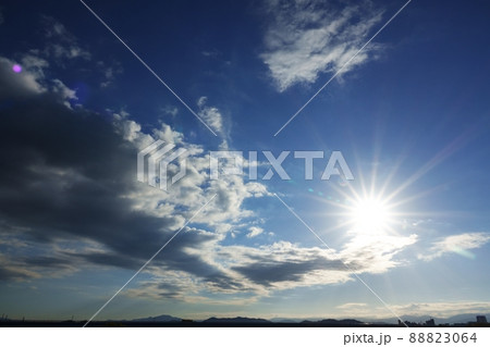 初冬の爽快な青空と朝陽に照らされた雲・211113am 88823064
