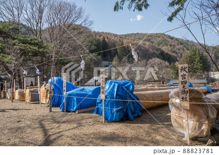 木落とし坂に集まった御柱 木落とし坂に集まった御柱 88823781
