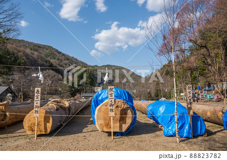 木落とし坂に集まった御柱 88823782
