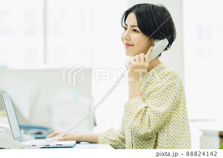 オフィスで電話をするキャリアウーマン 88824142