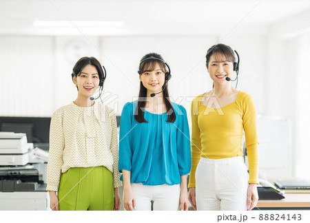 コールセンターで働く女性のポートレート 88824143