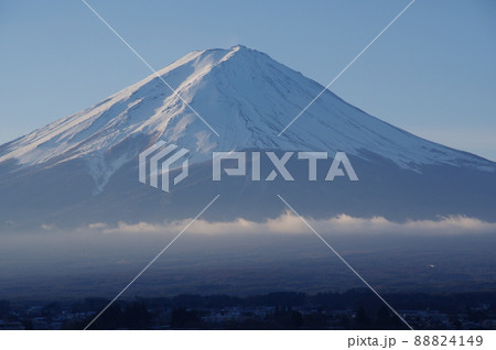 早朝の河口湖から見る冬の富士山 88824149