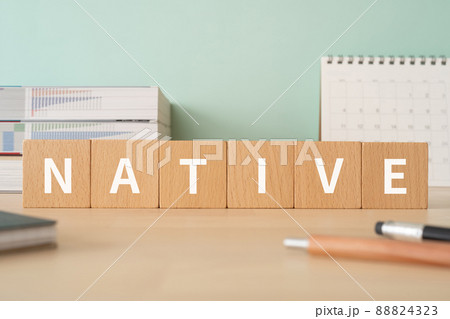 ネイティブのイメージ｜「NATIVE」と書かれた積み木が置かれたデスク 88824323