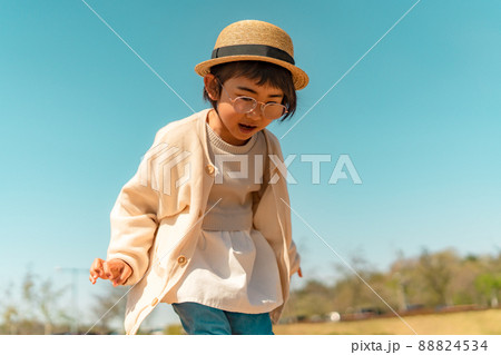麦わら帽子を被った子供　男の子　女の子 88824534