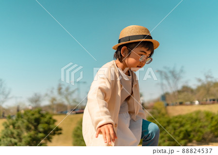 麦わら帽子を被った子供　男の子　女の子 88824537
